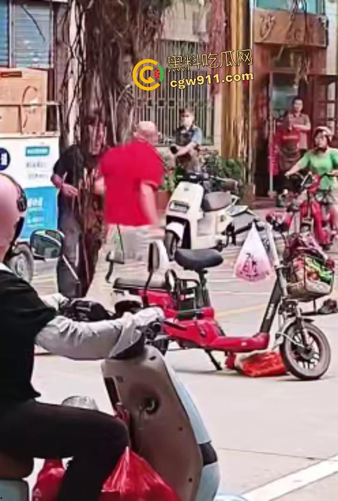 街头拳皇大乱斗!红衣大哥骂不礼让黑衣小伙,抱架姿势狂揍如游戏对决,观众看得血脉喷张却不了了之!-8