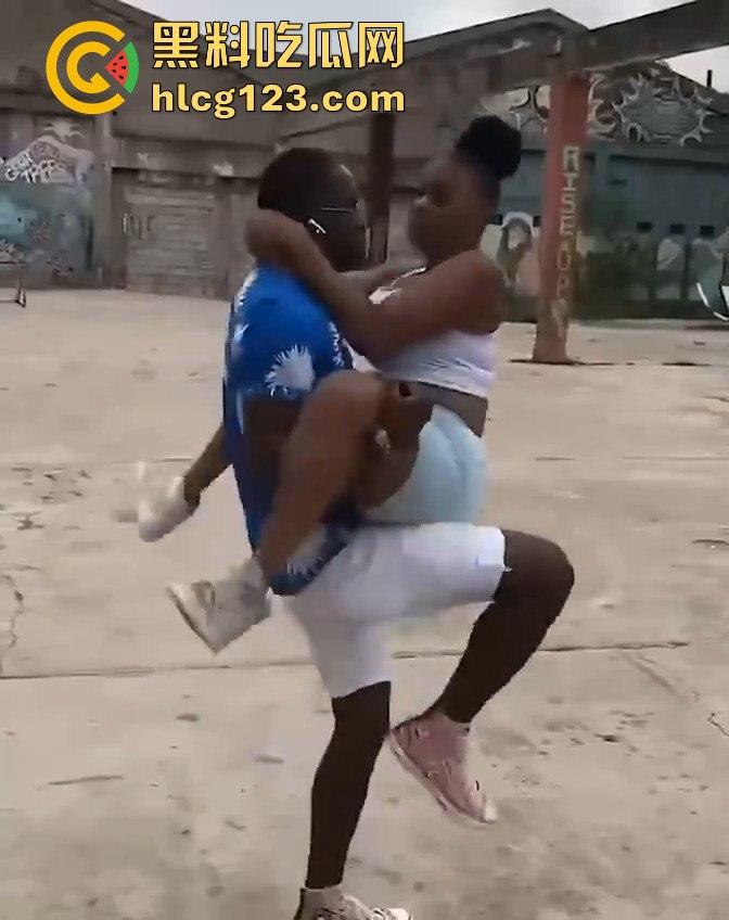 DJ Chelsea秀身材震撼全场，男友场外找妹大秀高难度姿势，黑人体力太猛了！-7