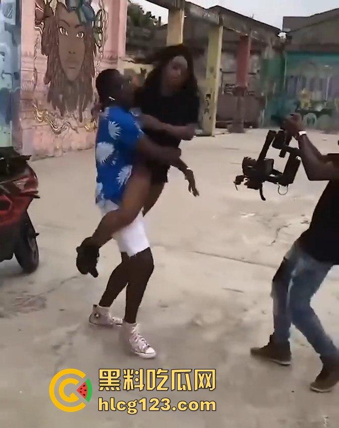 DJ Chelsea秀身材震撼全场，男友场外找妹大秀高难度姿势，黑人体力太猛了！-10