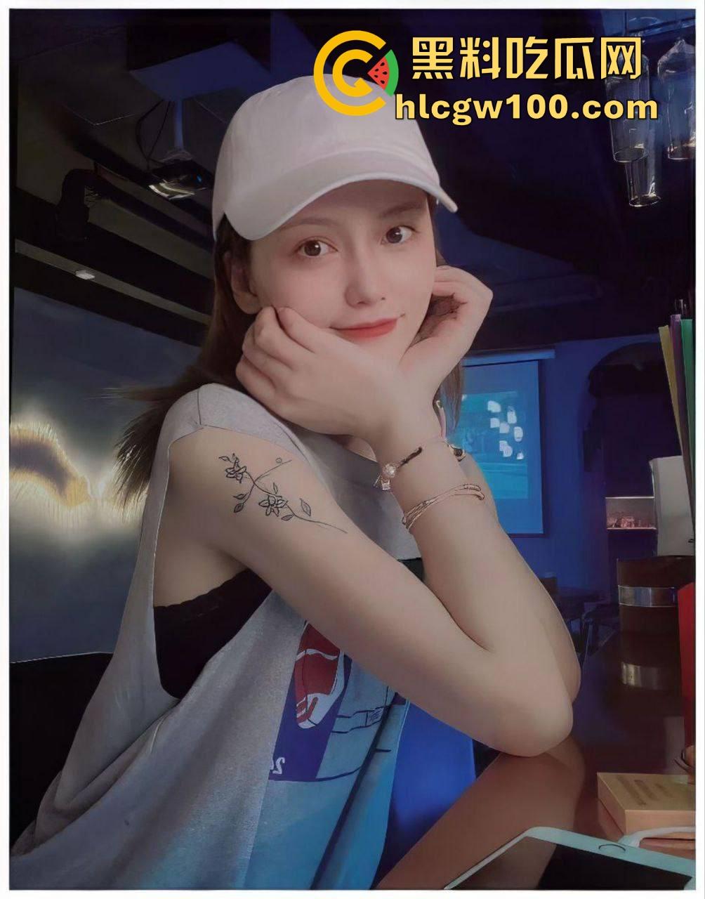 东航空姐『阮梦晨』空姐变老司机 男友摸奶她撸鸡 一手方向盘一手撸鸡 只能撸不能插馋得直冒汗!-3