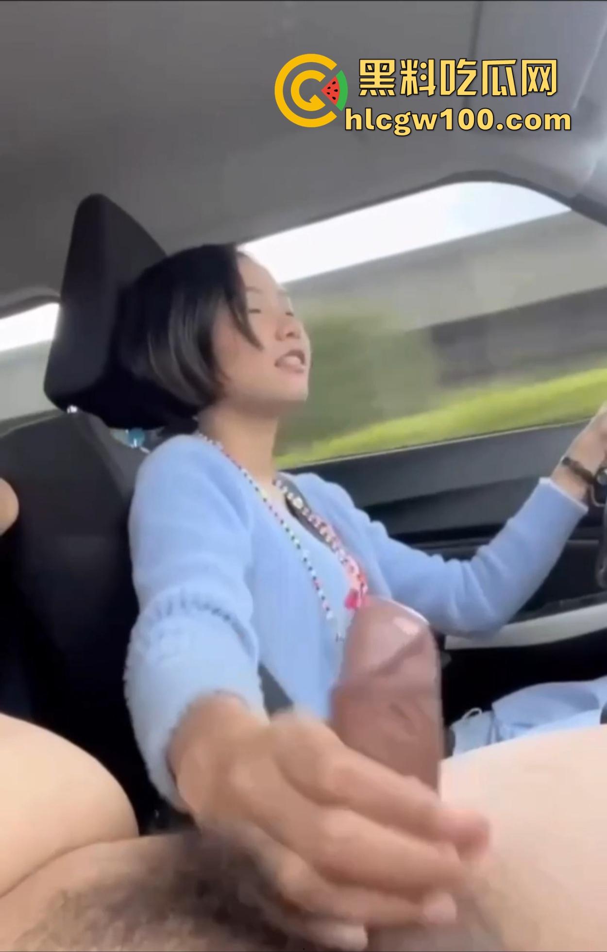 东航空姐『阮梦晨』空姐变老司机 男友摸奶她撸鸡 一手方向盘一手撸鸡 只能撸不能插馋得直冒汗!-5