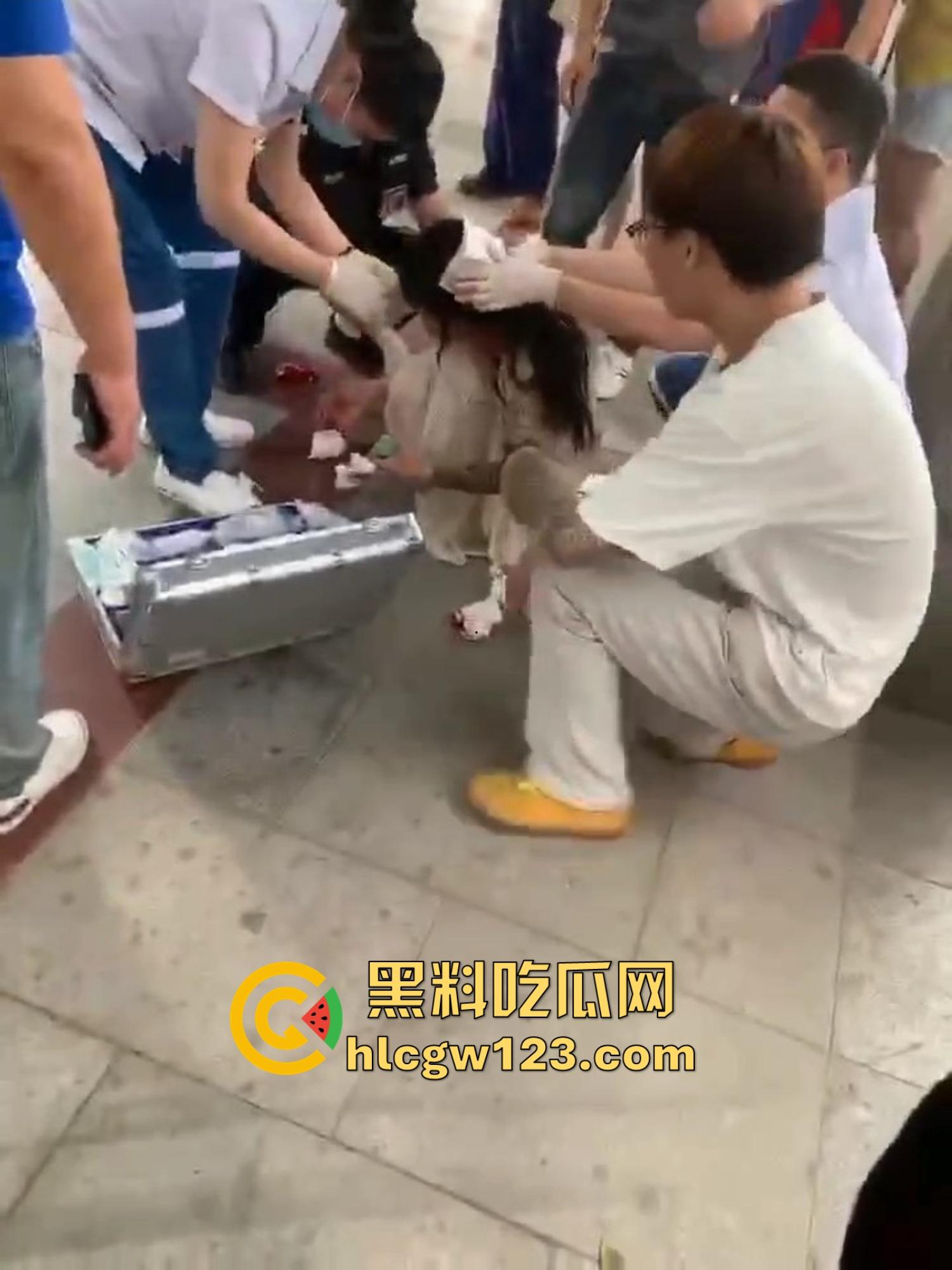 重庆精神小妹街头上演手起刀落,直接拿美工刀往脖子招呼,疯得不是一般狠!-1