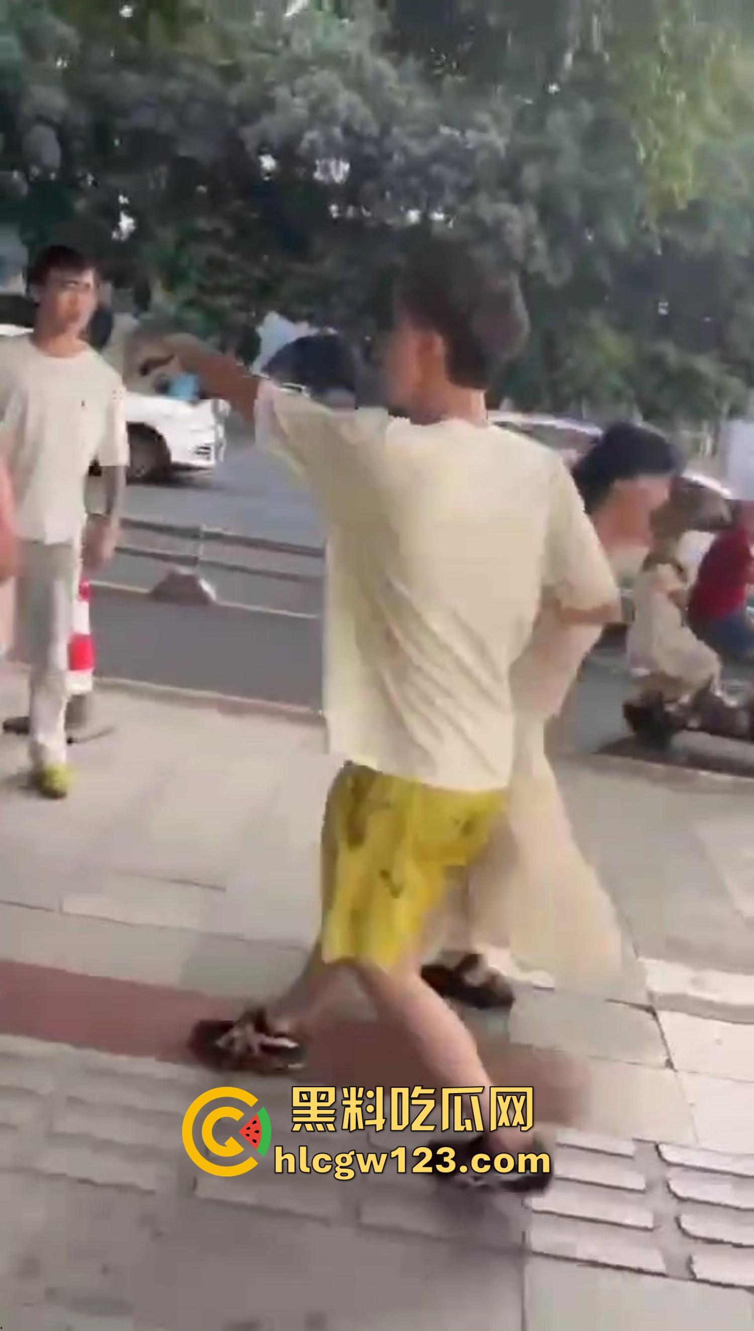 重庆精神小妹街头上演手起刀落,直接拿美工刀往脖子招呼,疯得不是一般狠!-3