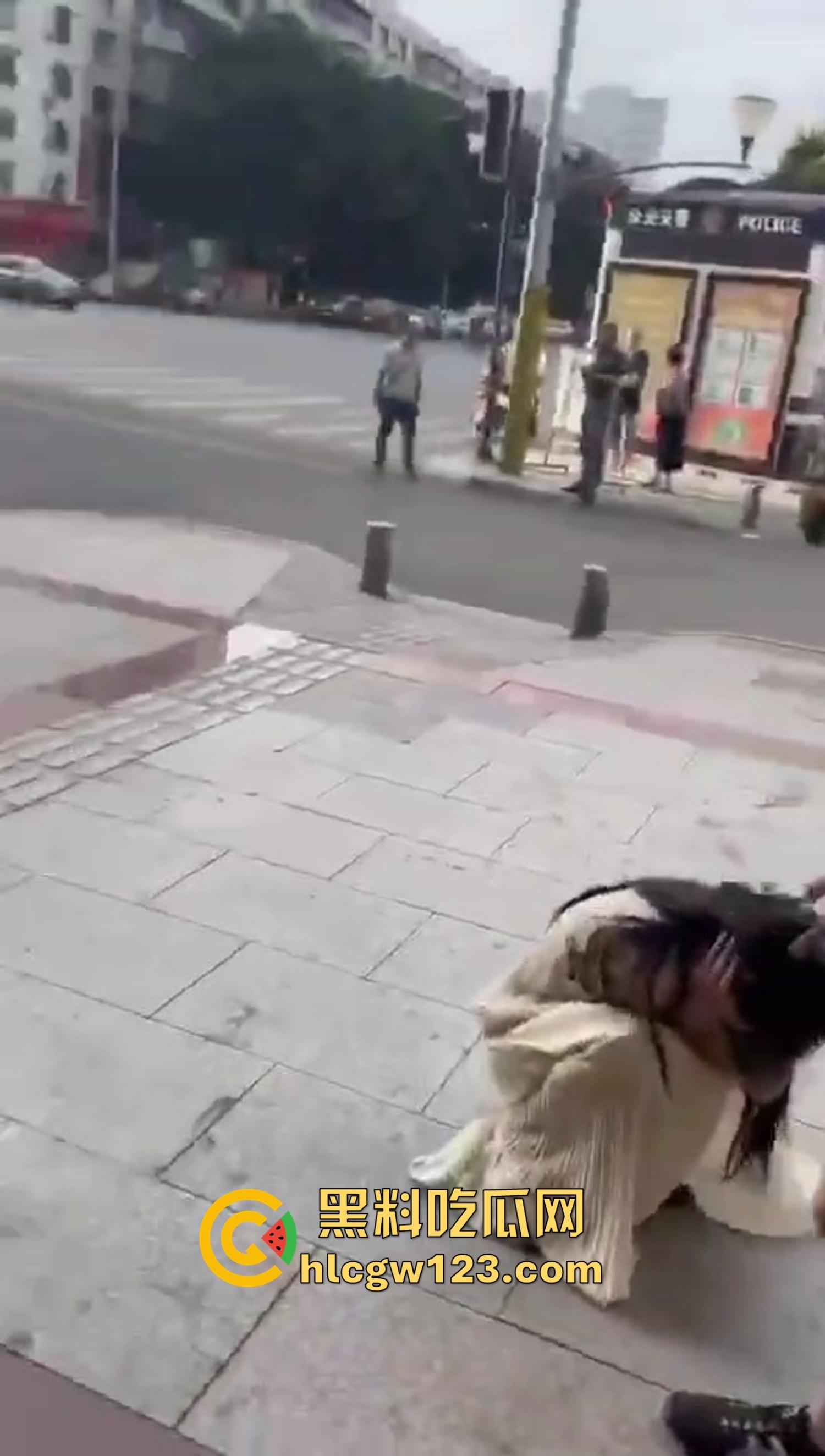 重庆精神小妹街头上演手起刀落,直接拿美工刀往脖子招呼,疯得不是一般狠!-4