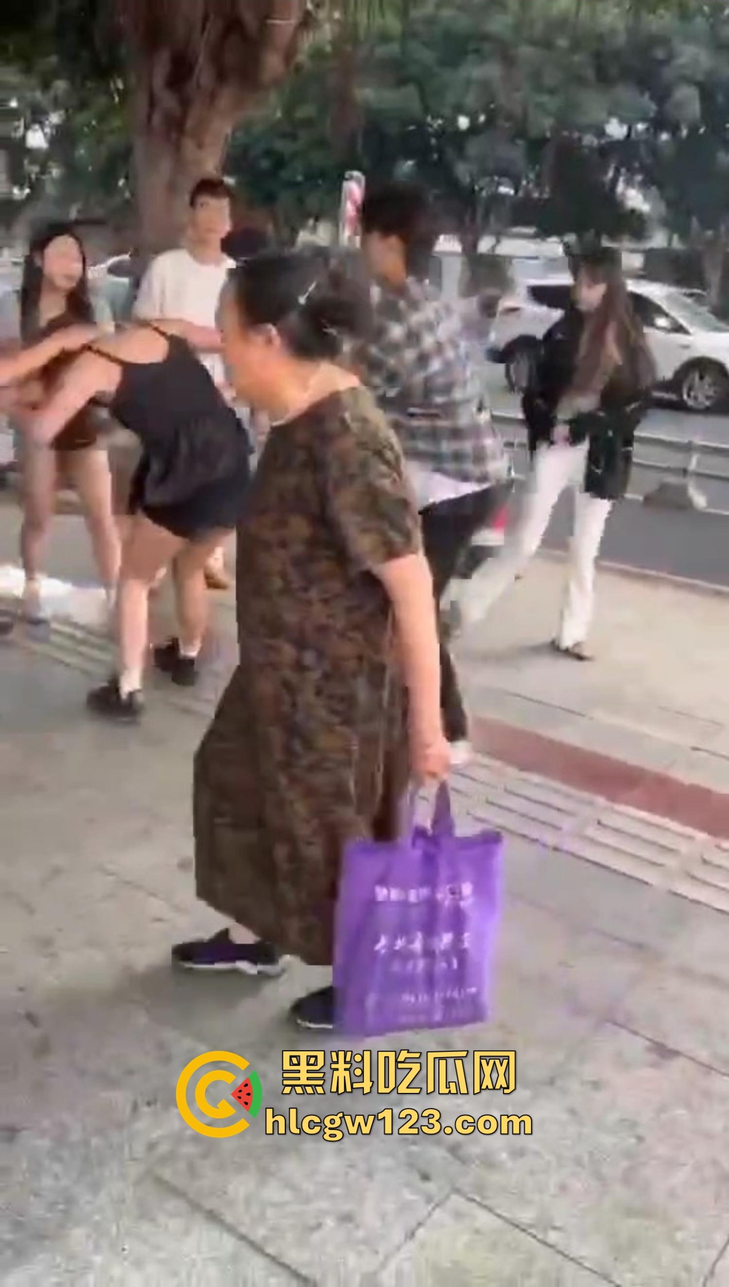 重庆精神小妹街头上演手起刀落,直接拿美工刀往脖子招呼,疯得不是一般狠!-5