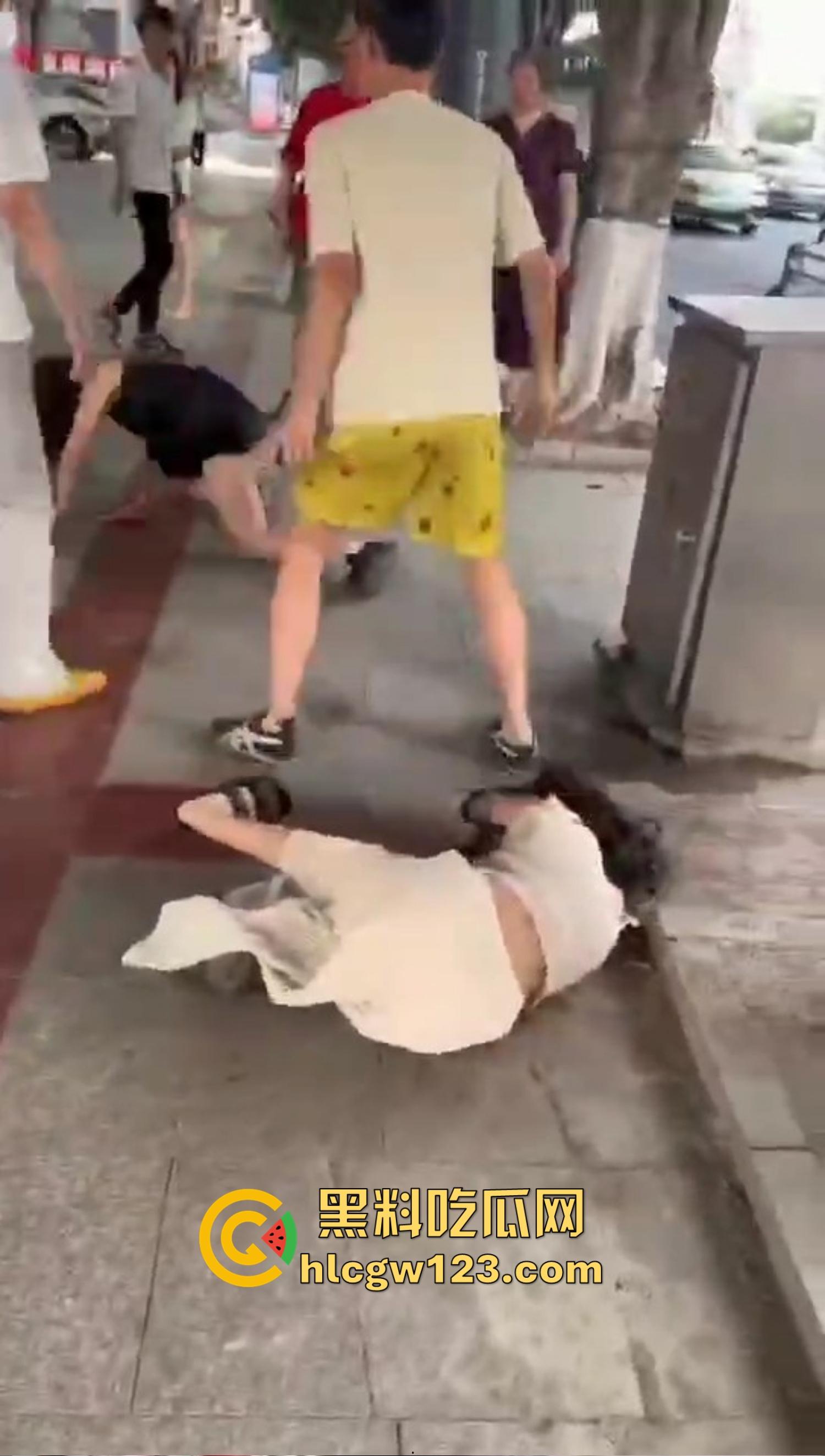 重庆精神小妹街头上演手起刀落,直接拿美工刀往脖子招呼,疯得不是一般狠!-6