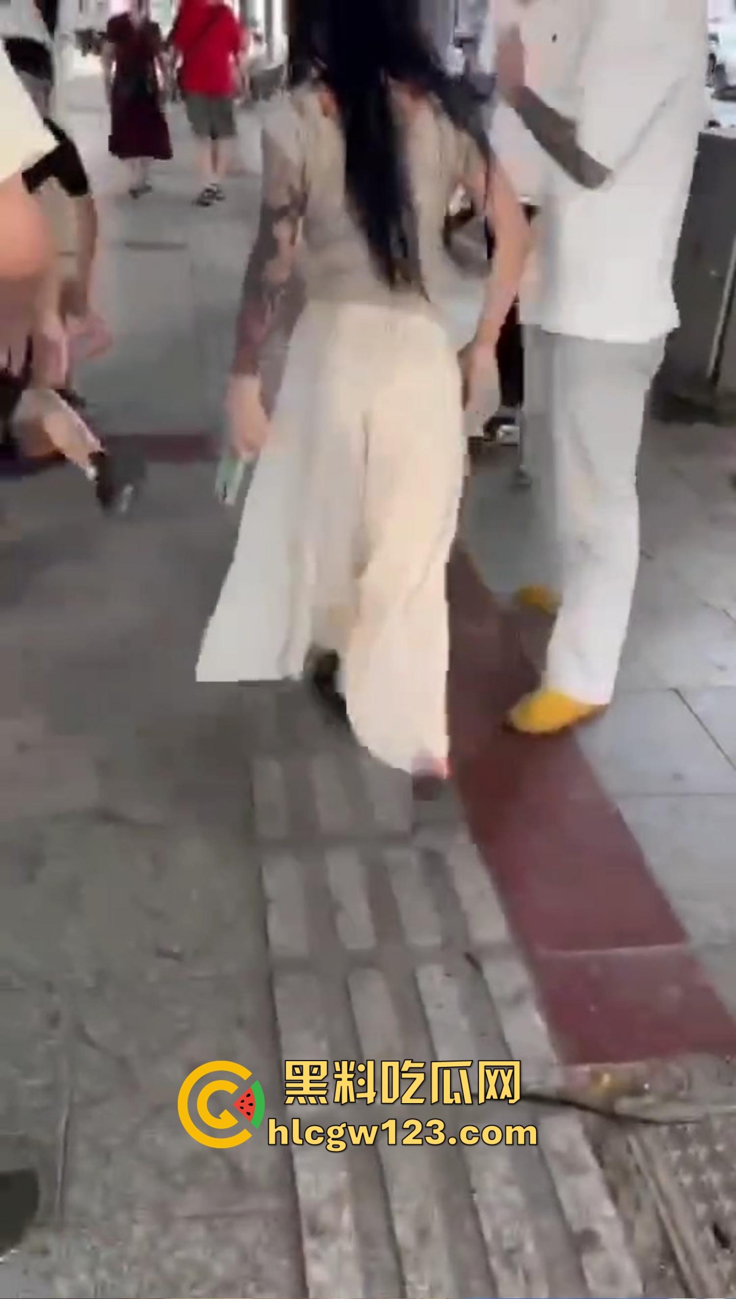 重庆精神小妹街头上演手起刀落,直接拿美工刀往脖子招呼,疯得不是一般狠!-7