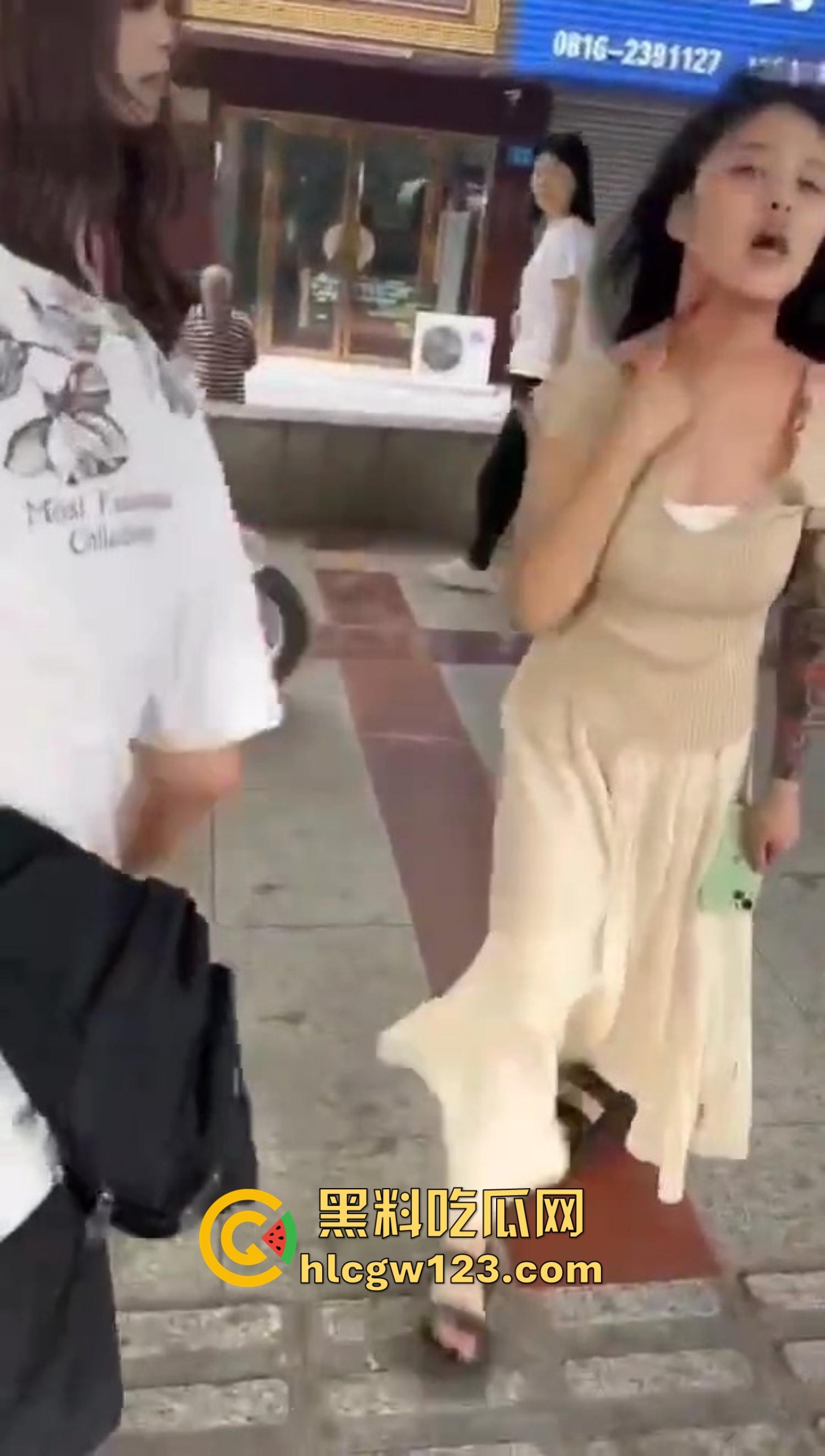 重庆精神小妹街头上演手起刀落,直接拿美工刀往脖子招呼,疯得不是一般狠!-8