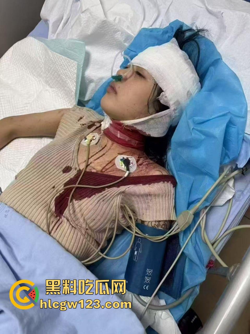 重庆精神小妹街头上演手起刀落,直接拿美工刀往脖子招呼,疯得不是一般狠!-9