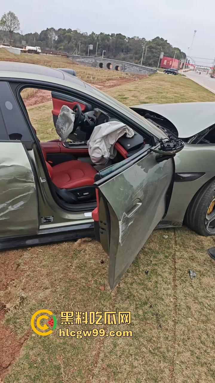 三轮车大爷溜车,撞上小米SU7,最后只赔了200!车主认栽还是精算过?这车祸到底亏不亏?-5