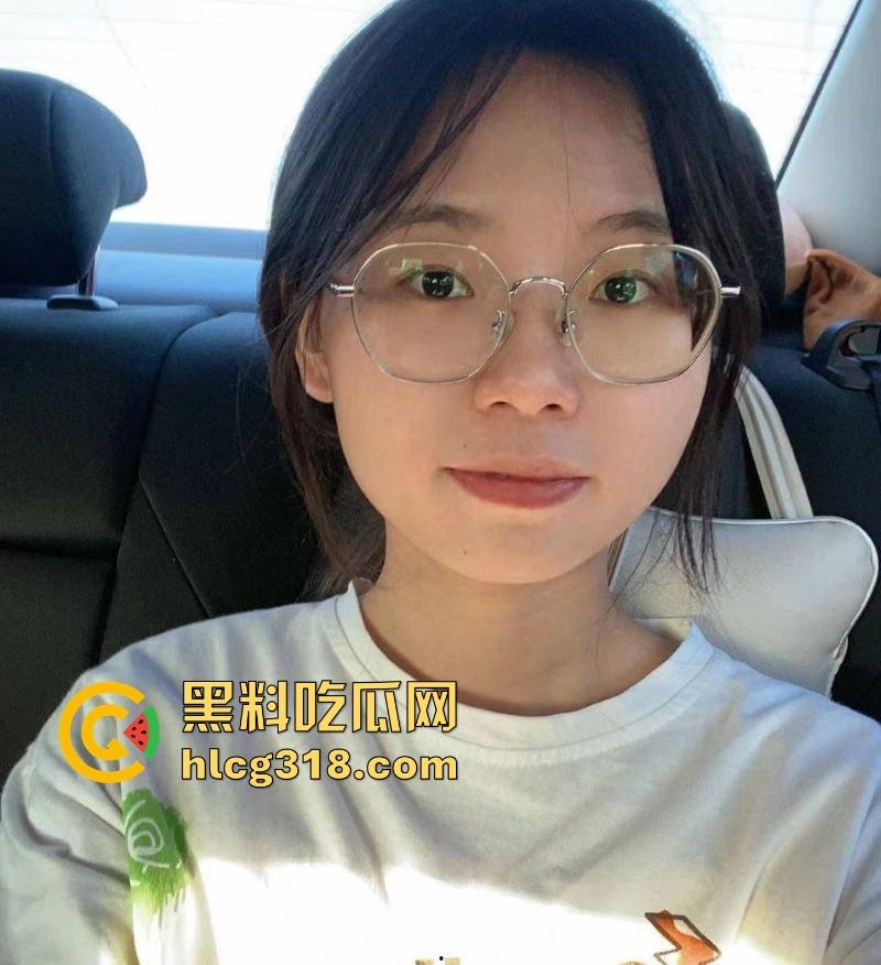 贵州师范大学【刘萩苓】男友调教视频流出!顶级反差尤物,情趣装口交诱惑,胯下抱头猛操樱桃小嘴!-5