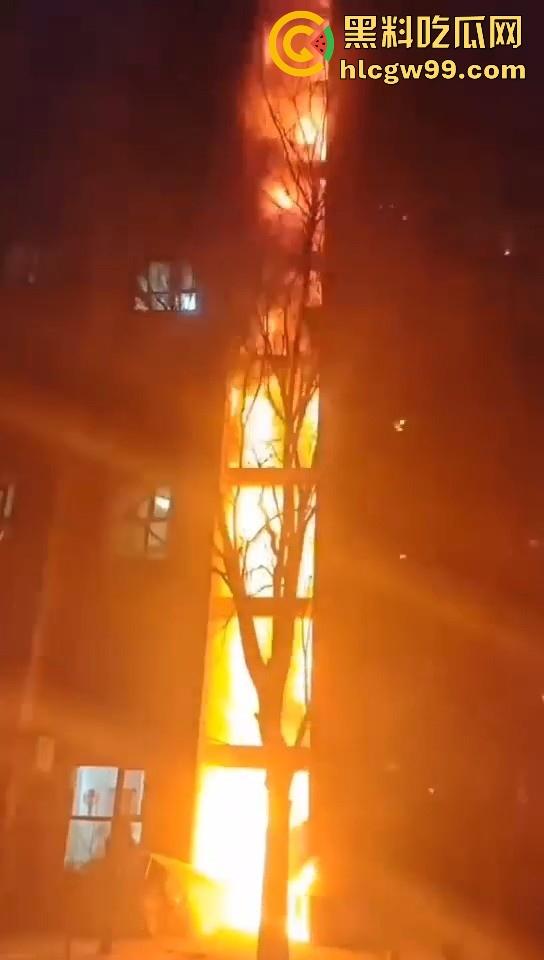 河北石家庄惊现火灾，据说是老头老奶积攒多年的纸箱着火的，现场火光冲天极其混乱！-1