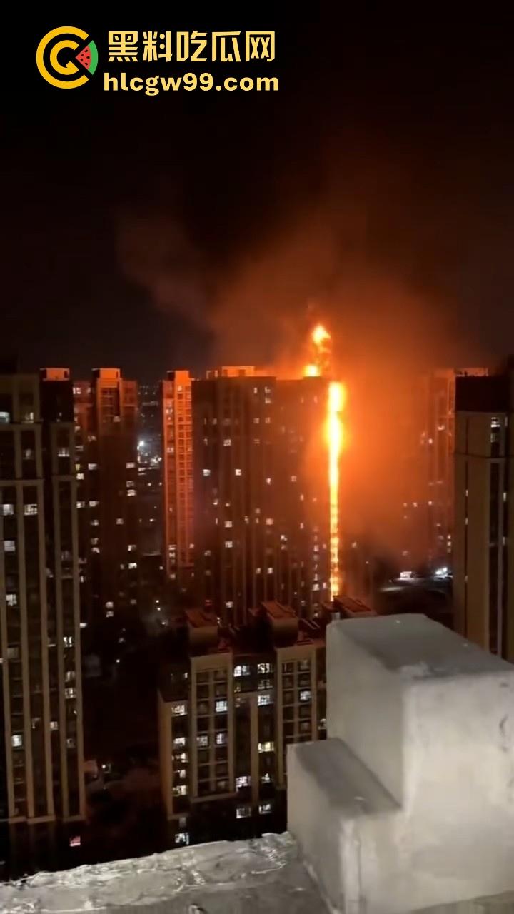 河北石家庄惊现火灾，据说是老头老奶积攒多年的纸箱着火的，现场火光冲天极其混乱！-5