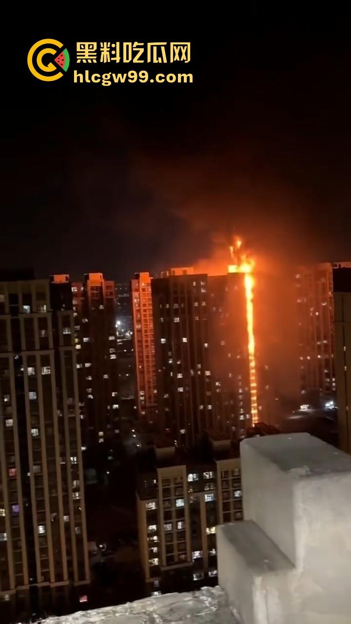 河北石家庄惊现火灾，据说是老头老奶积攒多年的纸箱着火的，现场火光冲天极其混乱！-6