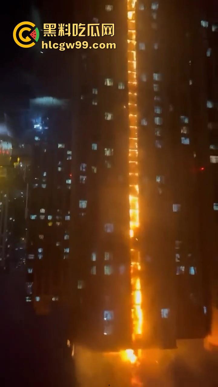 河北石家庄惊现火灾，据说是老头老奶积攒多年的纸箱着火的，现场火光冲天极其混乱！-8