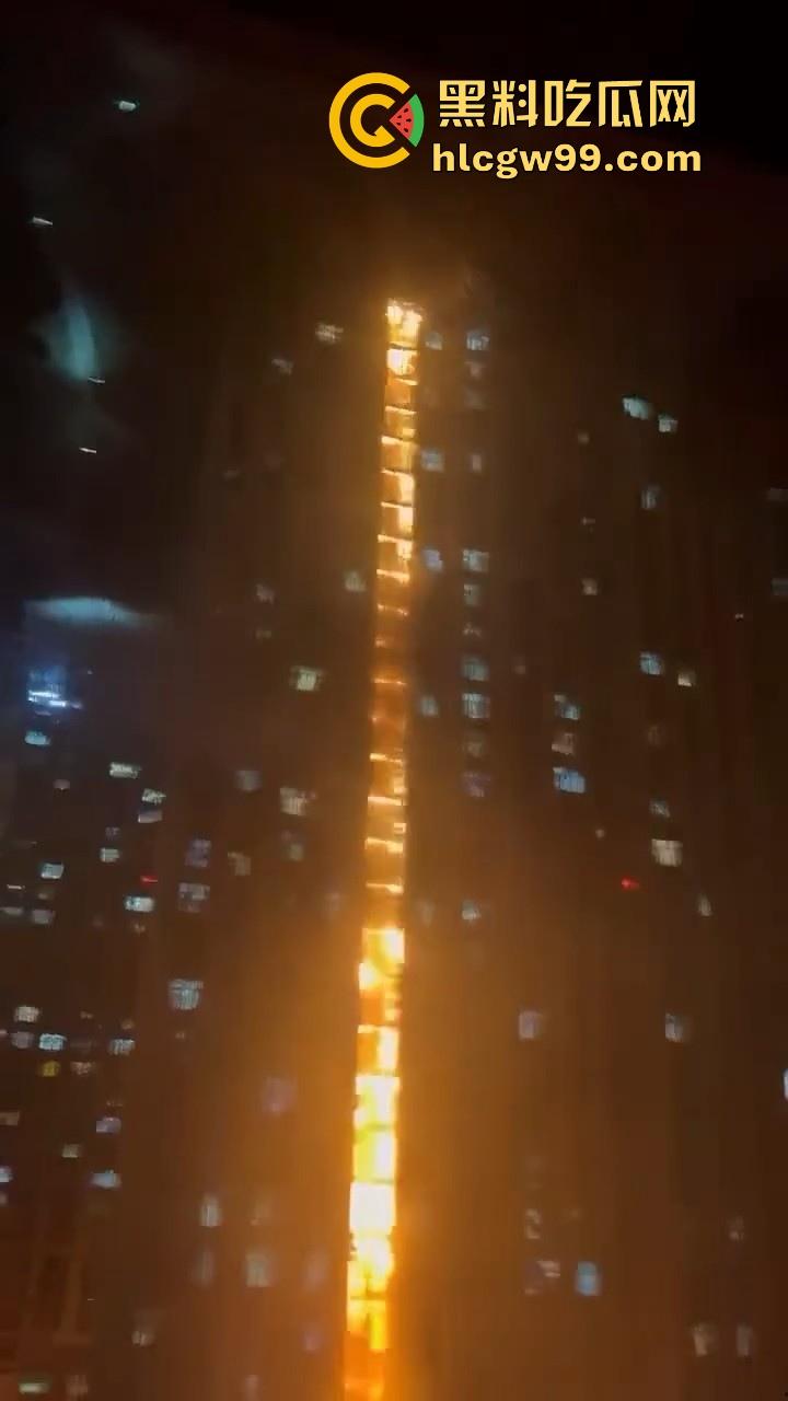 河北石家庄惊现火灾，据说是老头老奶积攒多年的纸箱着火的，现场火光冲天极其混乱！-10