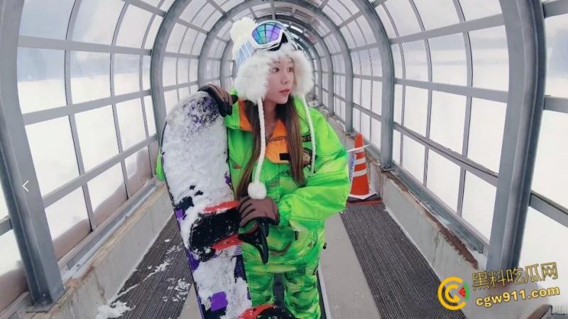 推特巨乳御姐【徐若瑄】,滑雪场户外野战,跪舔口交后入爆操,女上骑乘无套内射白虎粉穴,太会玩了!-1