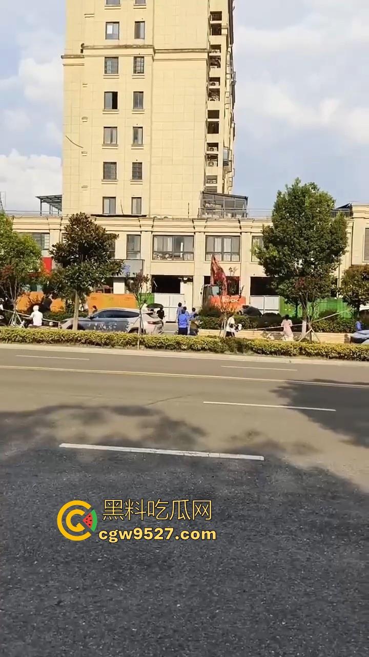 安徽霍山景秀蓝湾小区,一楼住户挖地下室导致整栋楼倾斜,整栋楼瞬间成为危房,遇上这种邻居也是倒了大霉!-1