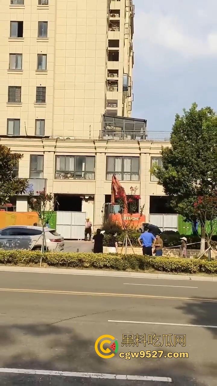 安徽霍山景秀蓝湾小区,一楼住户挖地下室导致整栋楼倾斜,整栋楼瞬间成为危房,遇上这种邻居也是倒了大霉!-2