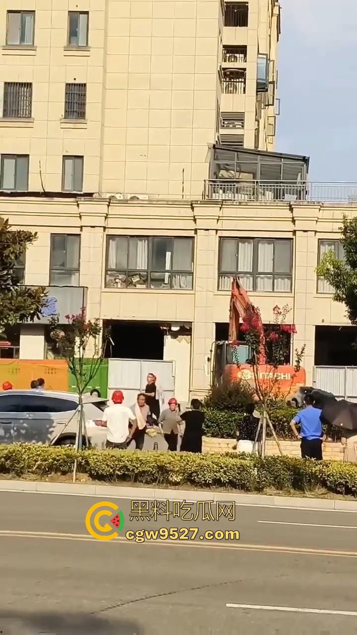 安徽霍山景秀蓝湾小区,一楼住户挖地下室导致整栋楼倾斜,整栋楼瞬间成为危房,遇上这种邻居也是倒了大霉!-3