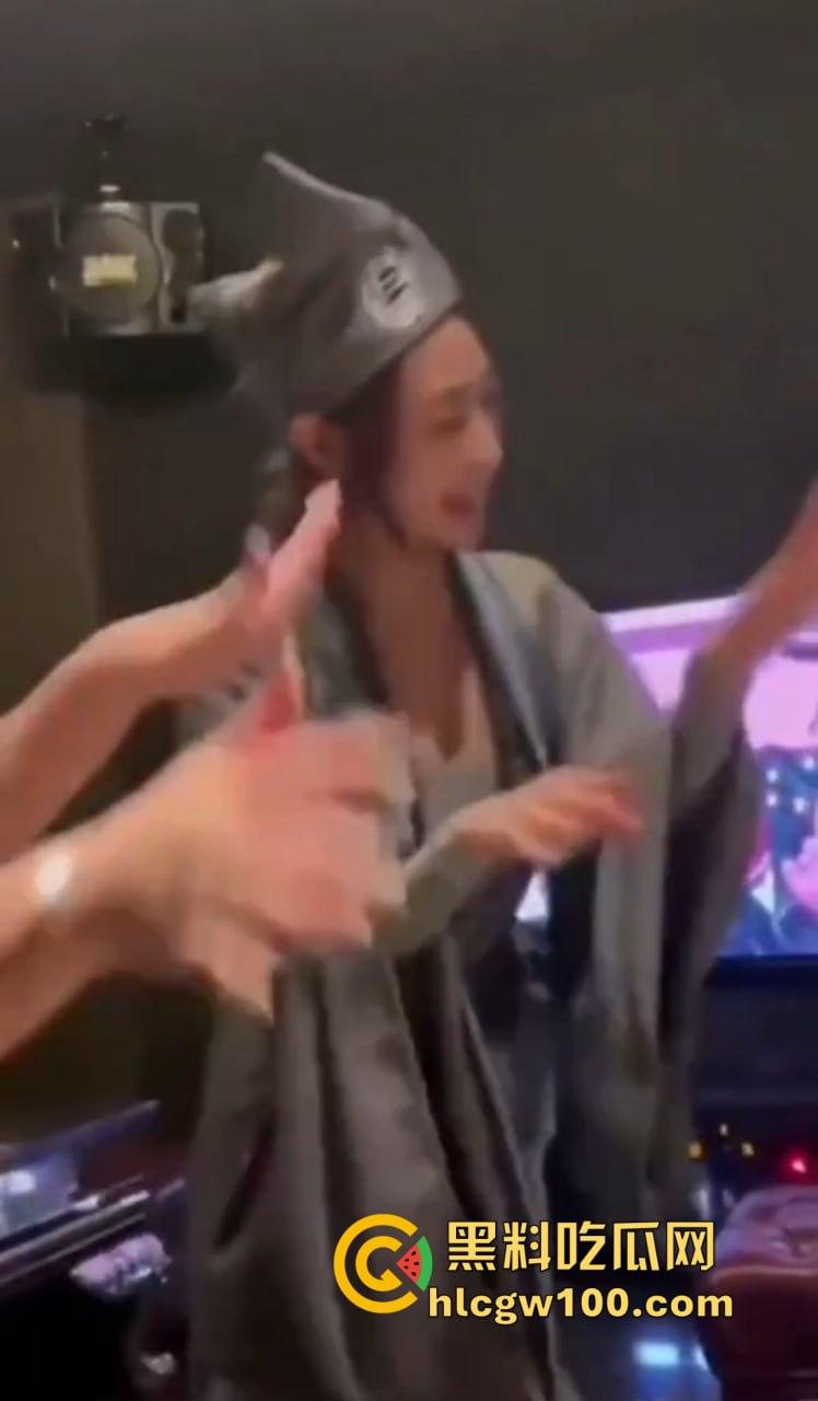 KTV都开始玩济公主题夜了?破衣拖鞋扮和尚,酒瓶换袈裟,点歌附送疯癫体验,降龙十八掌都能搞成喝酒互动?-3