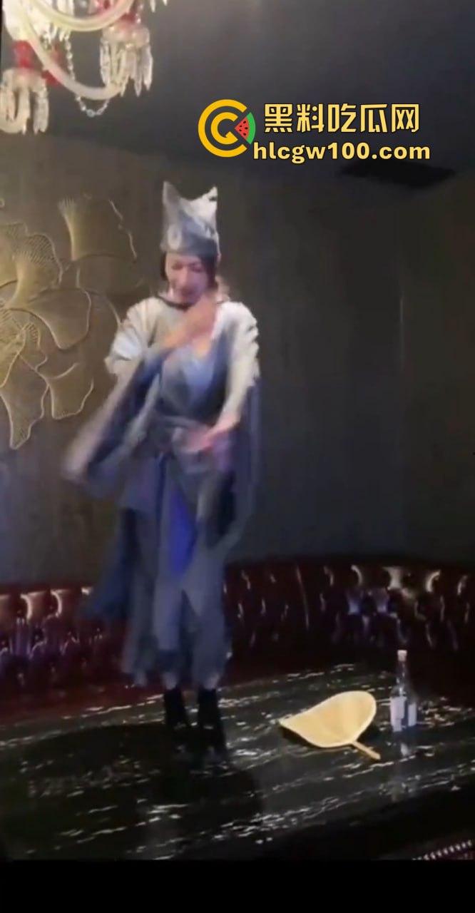 KTV都开始玩济公主题夜了?破衣拖鞋扮和尚,酒瓶换袈裟,点歌附送疯癫体验,降龙十八掌都能搞成喝酒互动?-5