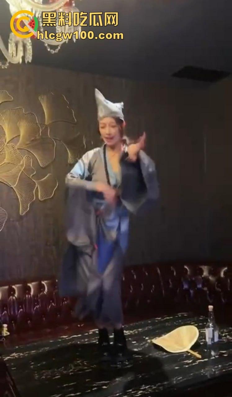 KTV都开始玩济公主题夜了?破衣拖鞋扮和尚,酒瓶换袈裟,点歌附送疯癫体验,降龙十八掌都能搞成喝酒互动?-6