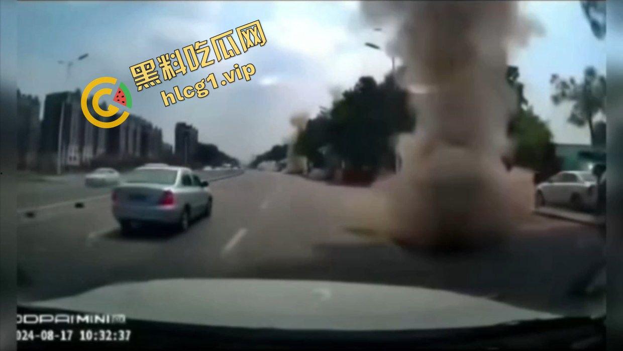 辽宁鞍山 一段公路突发爆炸!井盖崩飞 堪比战场 不知道的还以为打过来了!-6