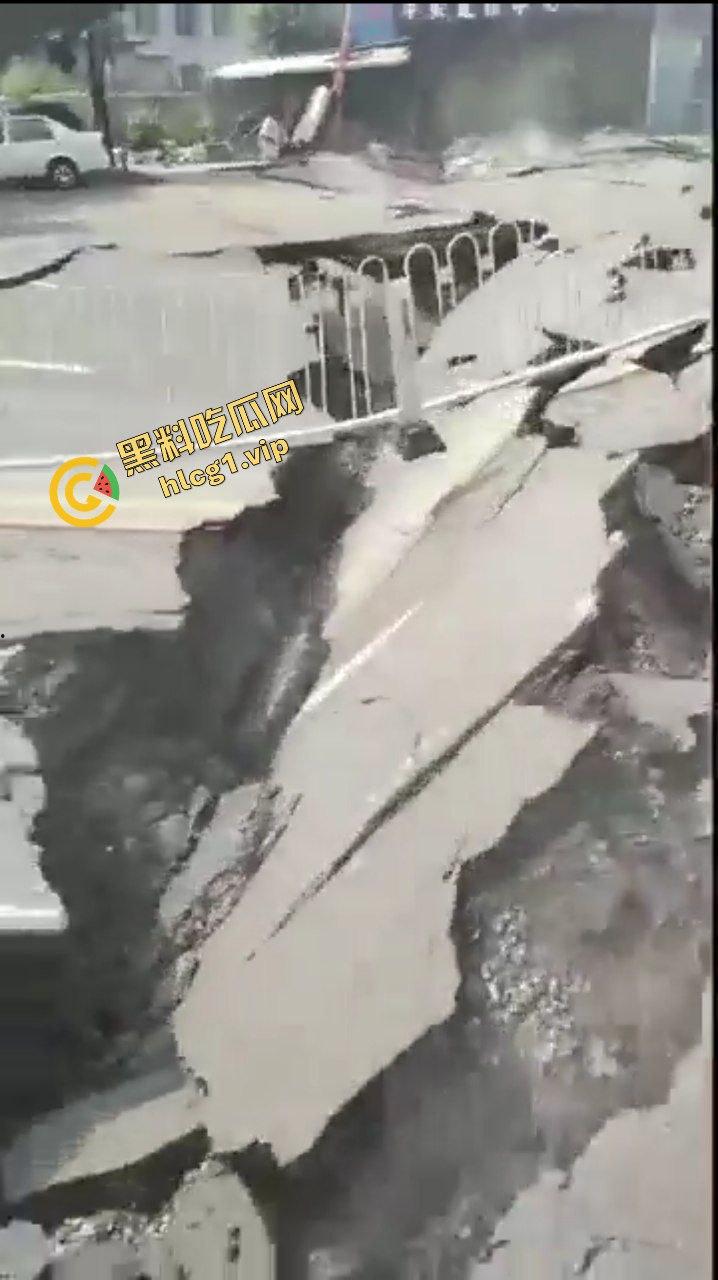 辽宁鞍山 一段公路突发爆炸!井盖崩飞 堪比战场 不知道的还以为打过来了!-9