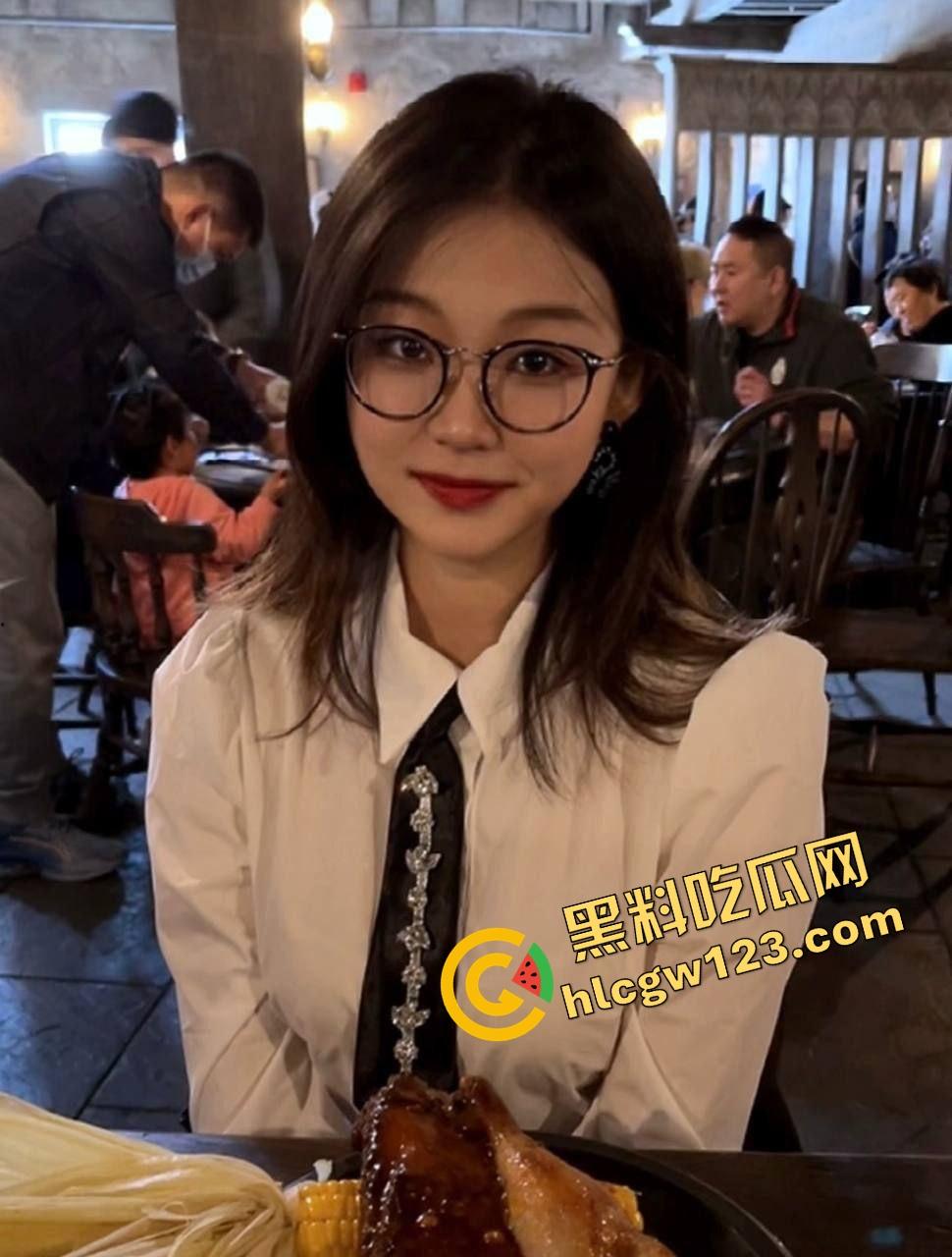 江西南昌19岁大一骚货【孙俪】浓眉大眼小母狗身材火辣,高中就开多人,大学直接群交调教!-1