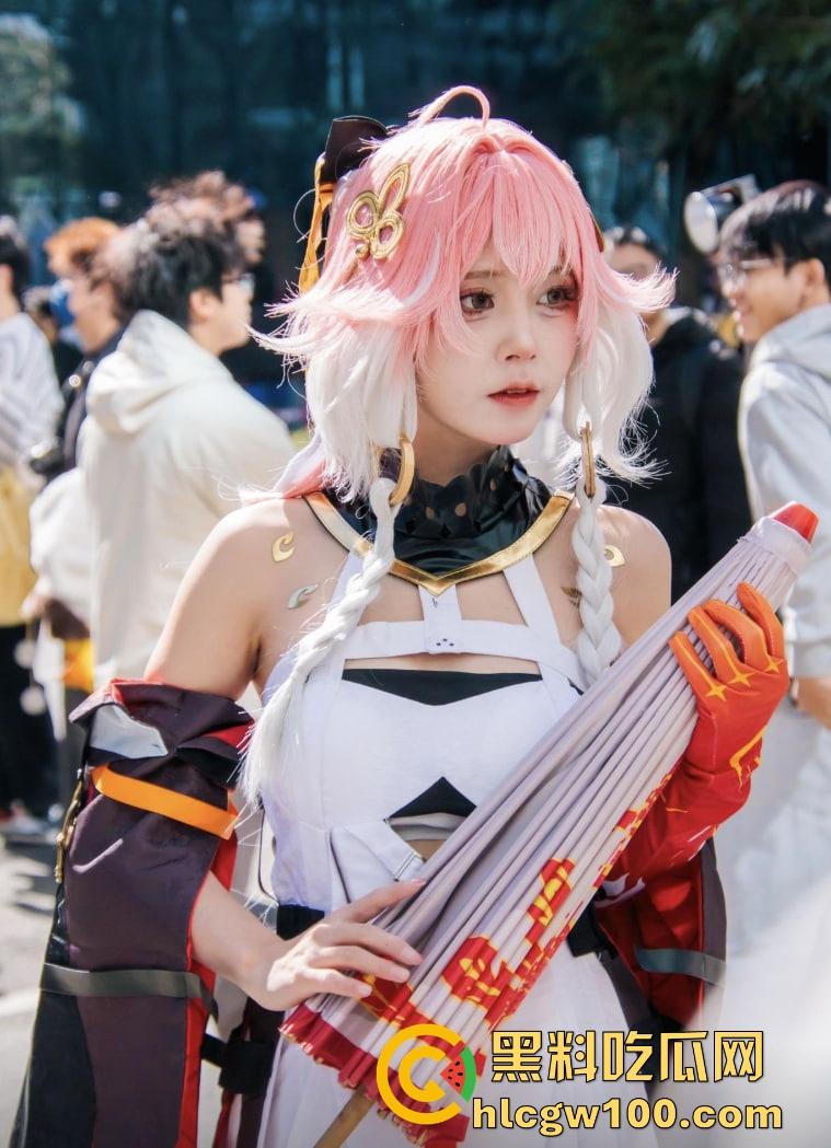 大城市漫展就是狠 不是内场去不起而是外场更有性价比 妹子敢脱不怕冷 锁骨短裙大腿全都露衣服越少越专业!-1