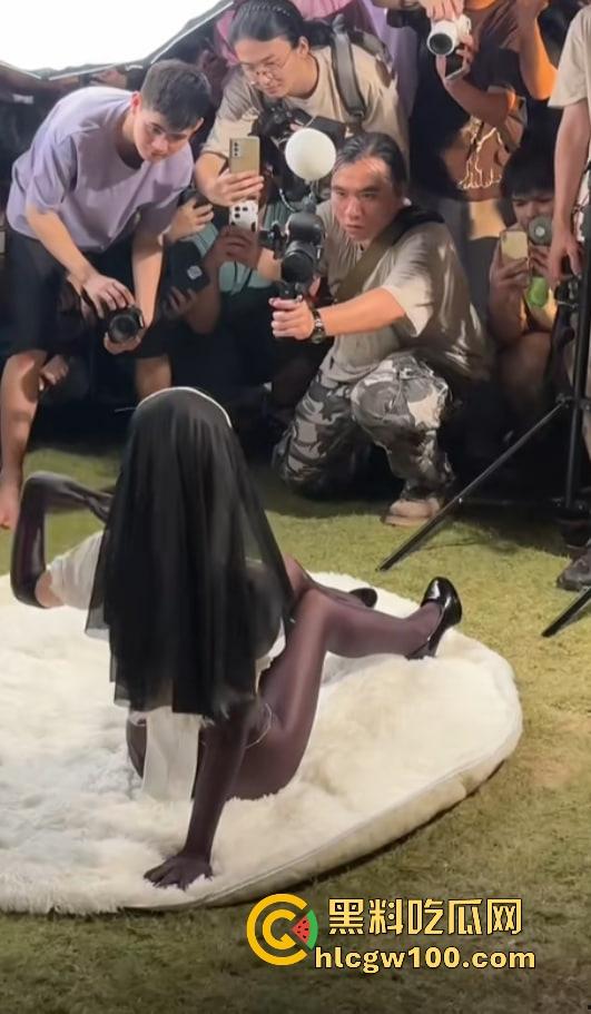 大城市漫展就是狠 不是内场去不起而是外场更有性价比 妹子敢脱不怕冷 锁骨短裙大腿全都露衣服越少越专业!-13