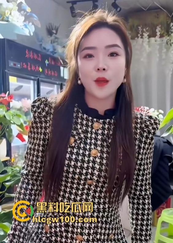 户外三通吞精女王『苏妲己』公园求大爷操完还吞精,爽完给大爷发红包,晚上又成了抖音护肤女主播上链接!-8