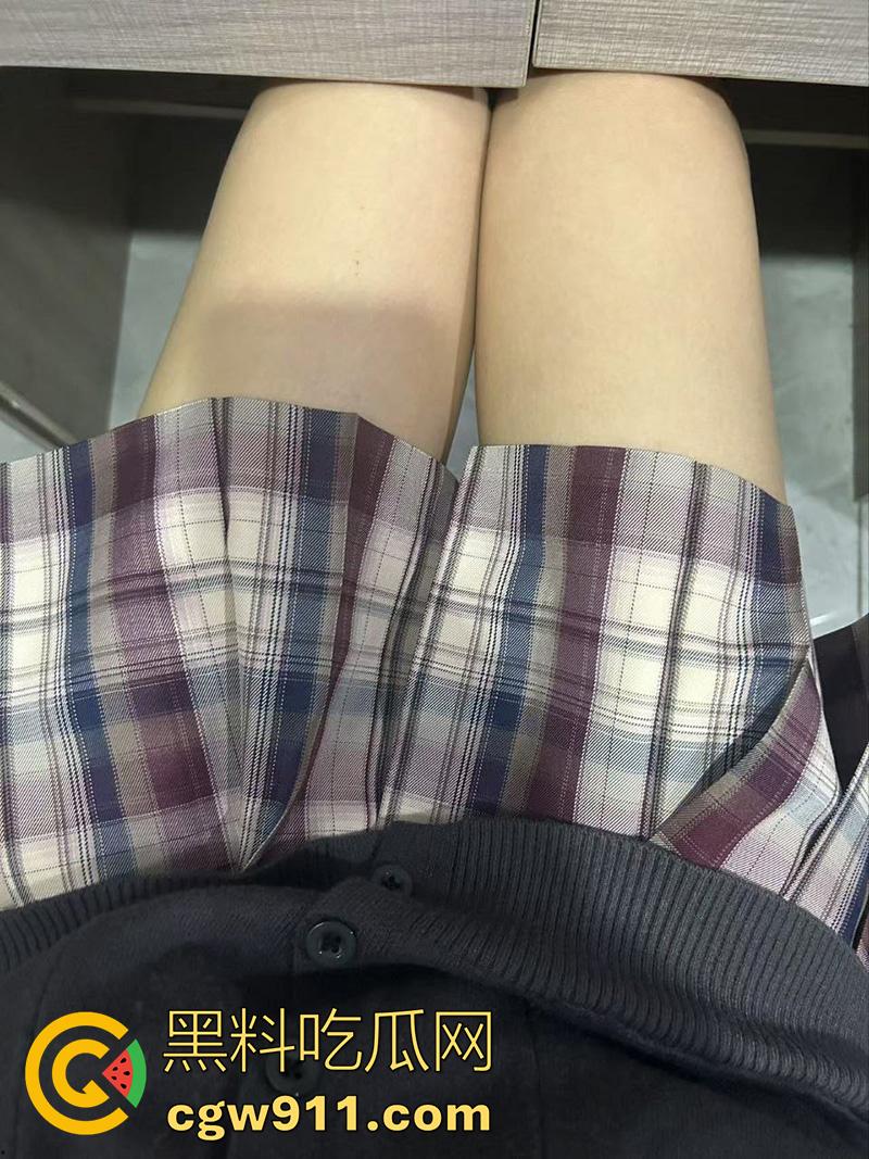 广西桂林十八中母狗【苏莉莉】,肌肤白嫩大奶饱满诱惑,被金主包养,调教深喉口交,粗长大屌一口吞也没问题!-2