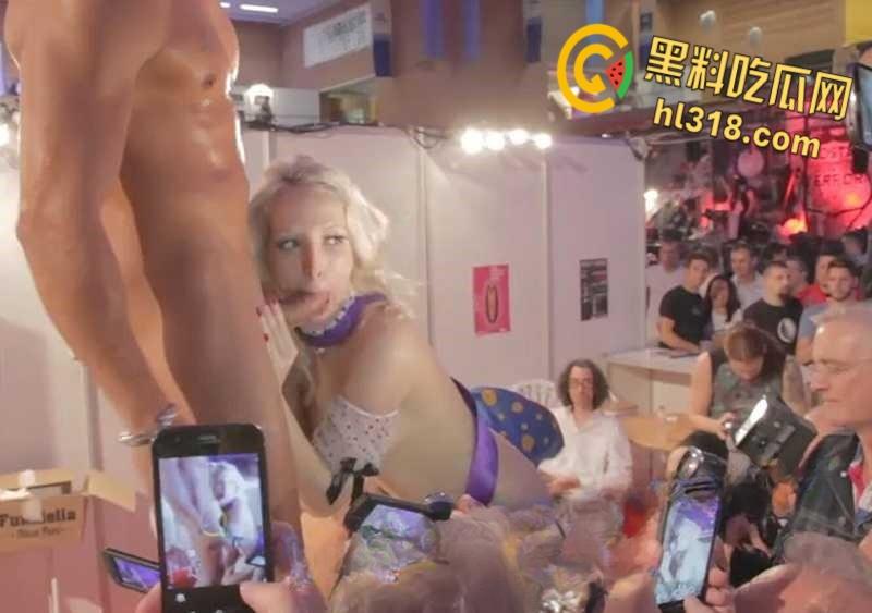 西班牙成人展淫乱实录!全场狂操无遮掩,模特当众掰穴自摸,群P乱交比A片还猛,高潮汁水四溅!-1