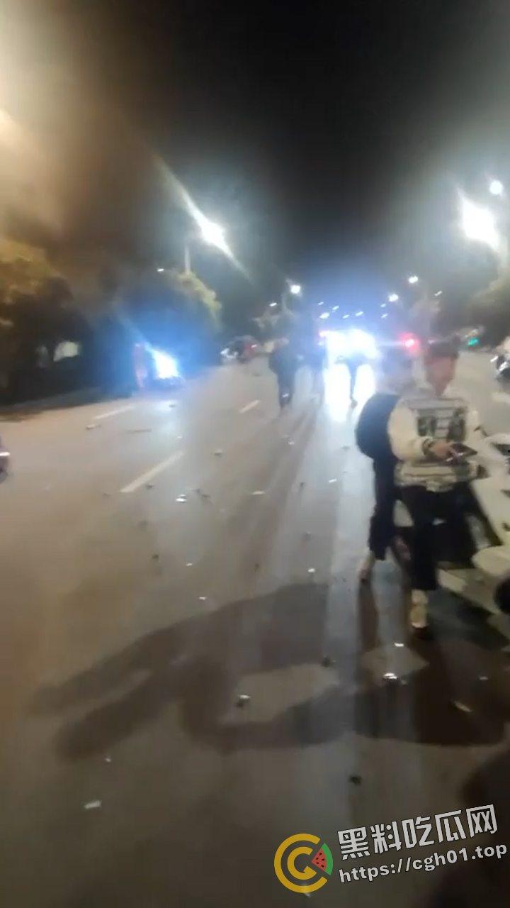 桂林野仔半夜飙车 把路人小腿撞断后没钱赔 有钱买鬼火 没钱擦屁股 现场血腥视频流出-4