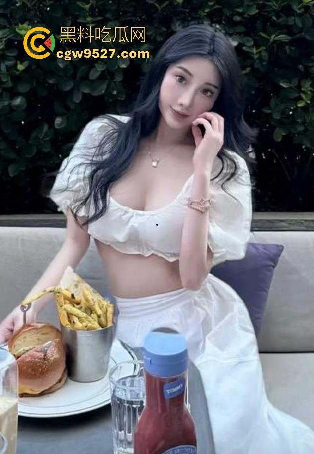 抖音网红【starrysky】高挑美女为流量铤而走险,极品御姐真空漏点,故意露出内裤,观众弹幕瞬间炸裂!-4