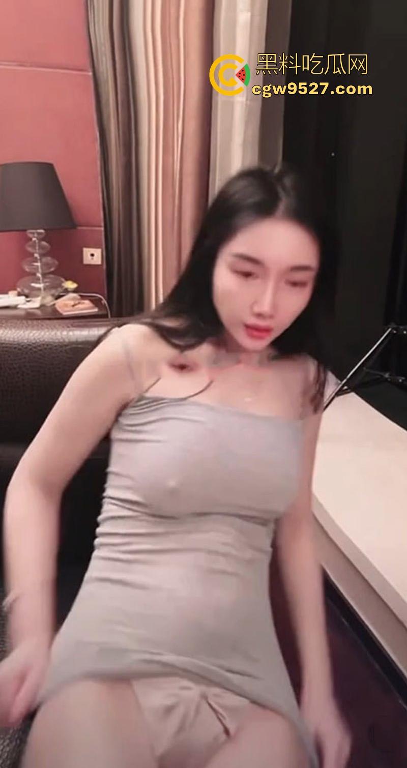 抖音网红【starrysky】高挑美女为流量铤而走险,极品御姐真空漏点,故意露出内裤,观众弹幕瞬间炸裂!-7