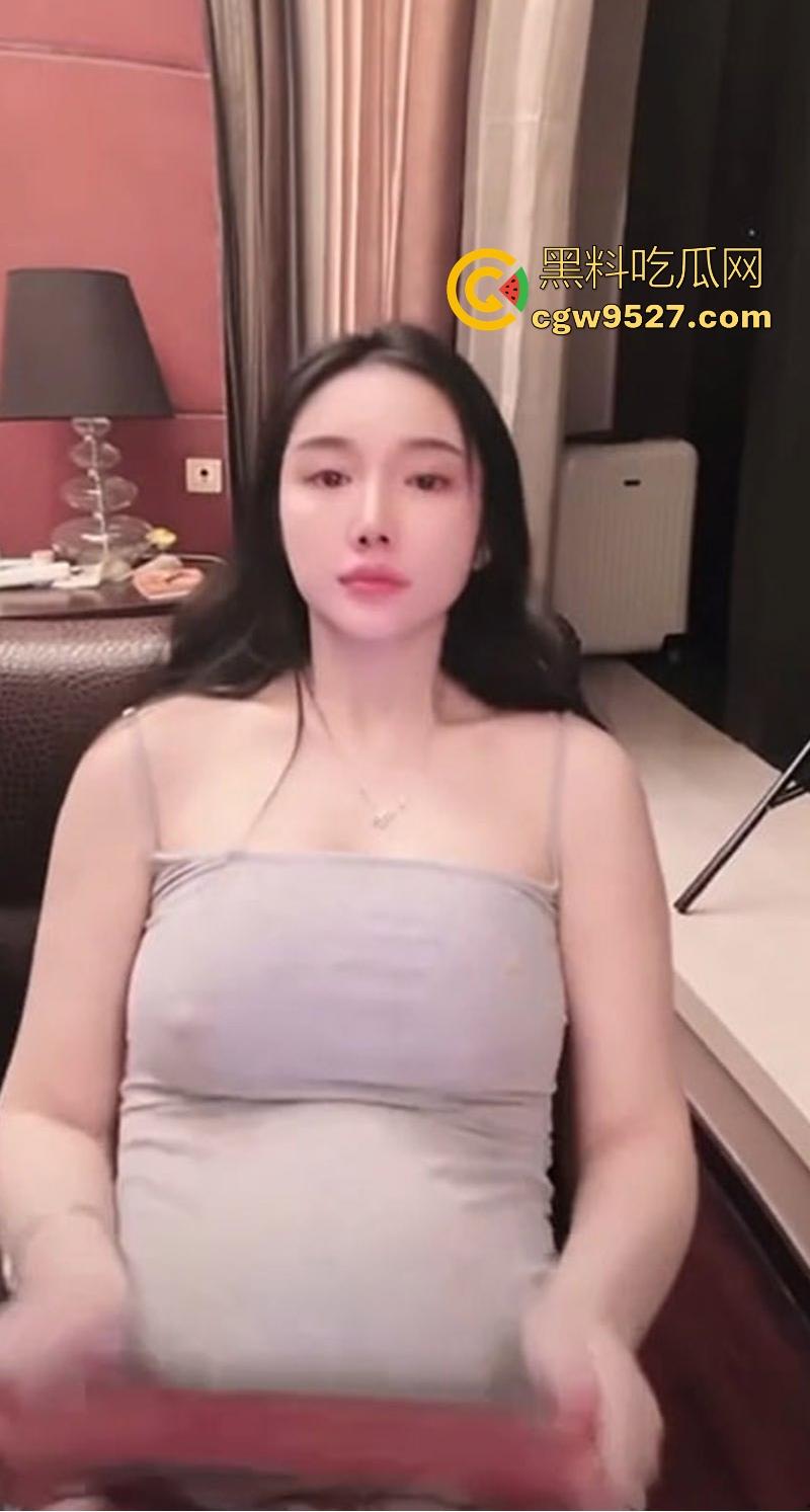 抖音网红【starrysky】高挑美女为流量铤而走险,极品御姐真空漏点,故意露出内裤,观众弹幕瞬间炸裂!-8