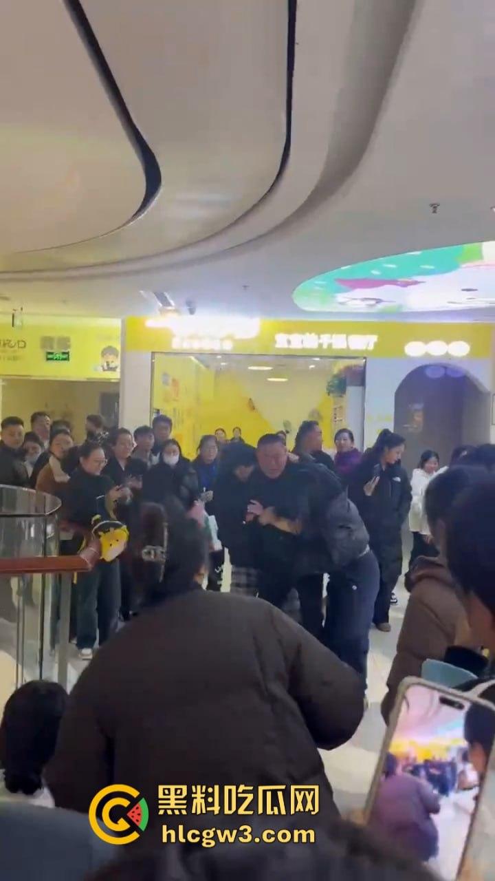 男子为护小三打原配 儿子愤而出手爆锤小三为亲妈出气!围观群众都说打得好!-1