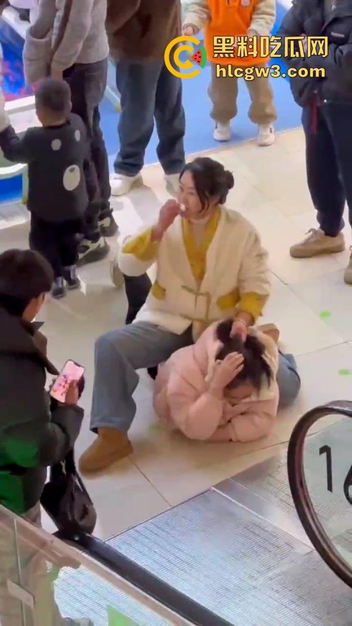 男子为护小三打原配 儿子愤而出手爆锤小三为亲妈出气!围观群众都说打得好!-6