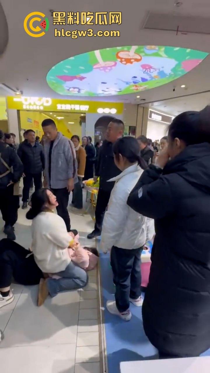 男子为护小三打原配 儿子愤而出手爆锤小三为亲妈出气!围观群众都说打得好!-7