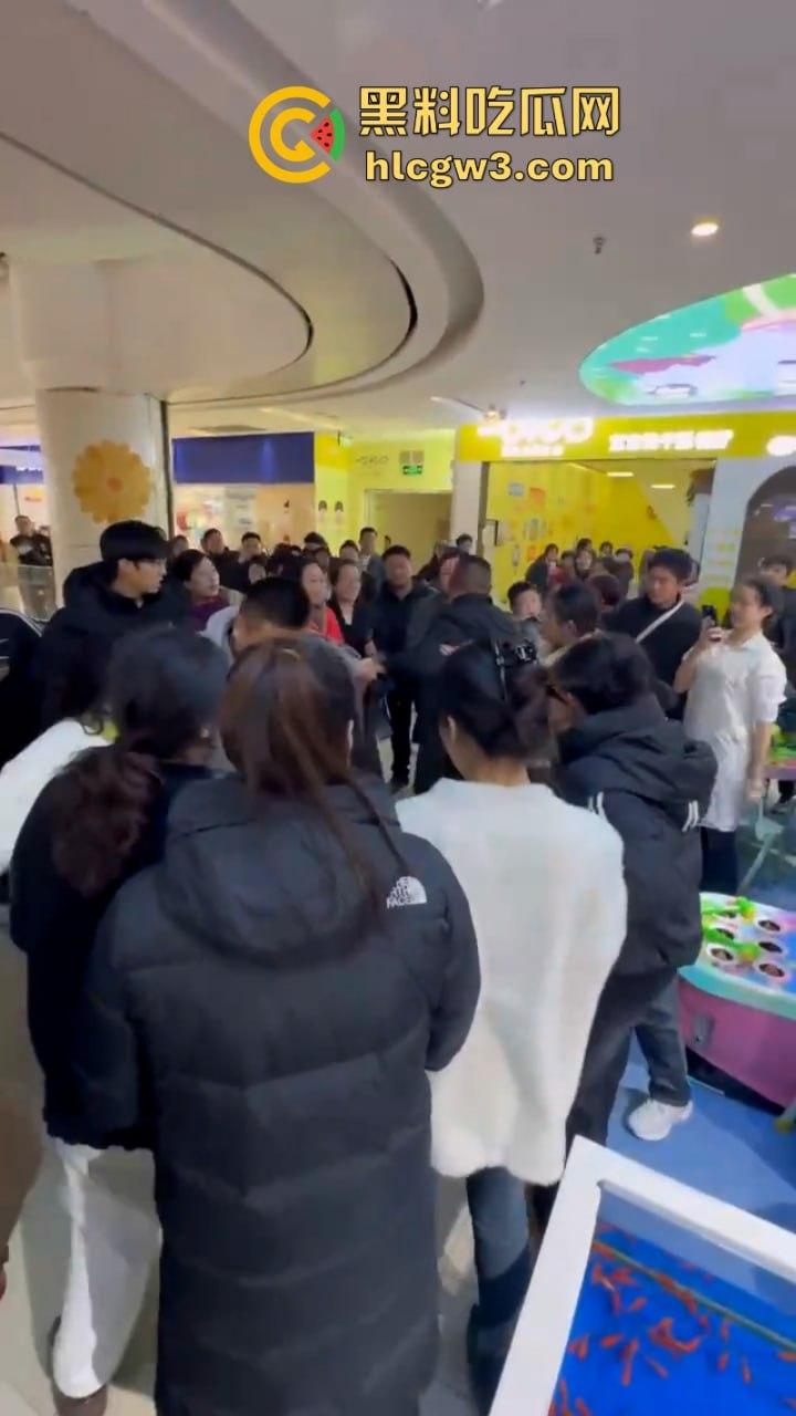 男子为护小三打原配 儿子愤而出手爆锤小三为亲妈出气!围观群众都说打得好!-8