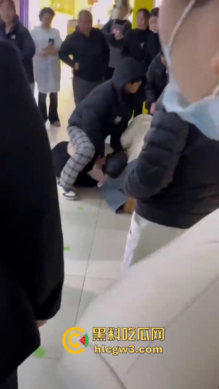 男子为护小三打原配 儿子愤而出手爆锤小三为亲妈出气!围观群众都说打得好!-9