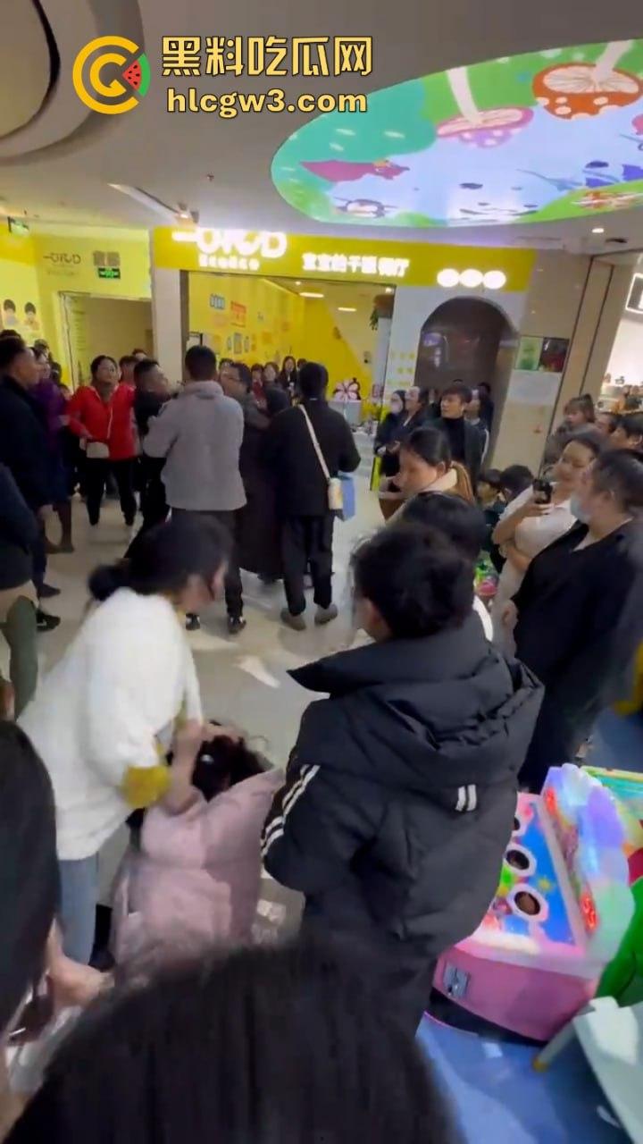 男子为护小三打原配 儿子愤而出手爆锤小三为亲妈出气!围观群众都说打得好!-11