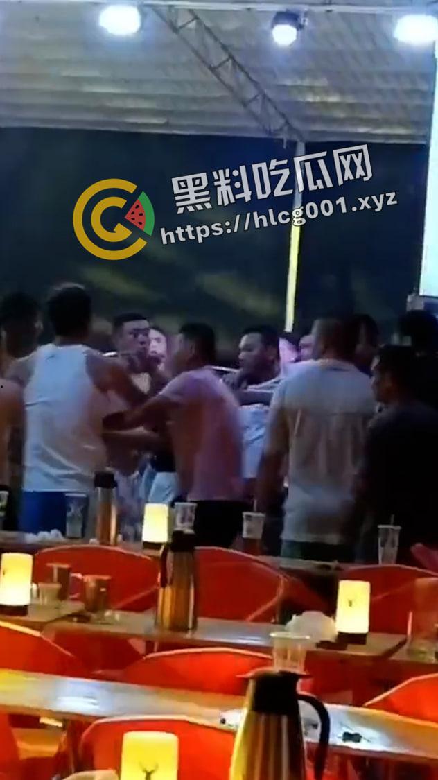 海南海口大致坡大陆人大战海南人 摸了本地人老婆地屁股 命就得留下 现场视频流出 真下死手-2