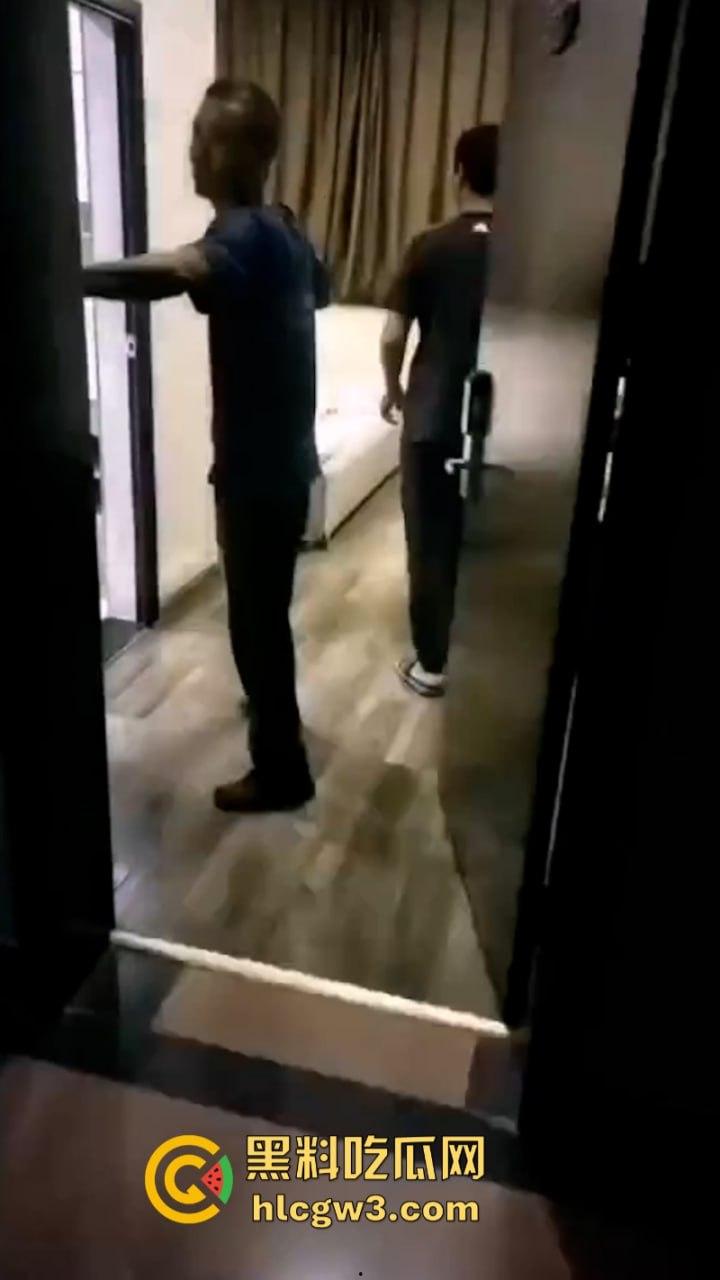 出轨遇到真爱 淫妇舍命护奸夫 济南电视台主持人【张昕雨】出轨宣传部长赵民被捉奸在床 表面丝毫不慌还让在场男人欣赏她的大乳房-11