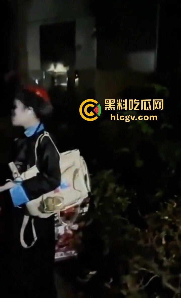 四川某小区大爷大妈遛弯险被僵尸小姐姐吓出屎尿!这清朝妆容真没谁了!-8