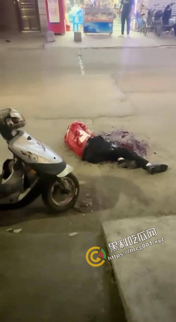 河池都安一男子因 老婆出轨当街化身狂怒刀子砍死情夫 再指着老婆破口大骂-5