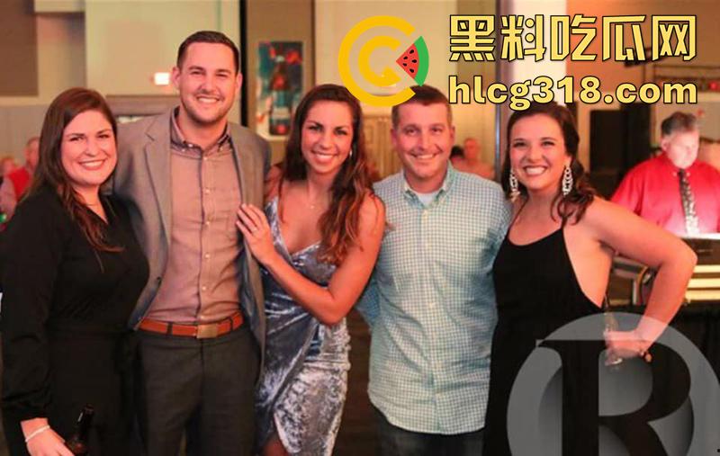 美国媚黑淫妻母狗,被绿帽老公带着和黑人群p,三根黑屌轮流抽插,前后夹击操的淫妇惨叫不断!-1